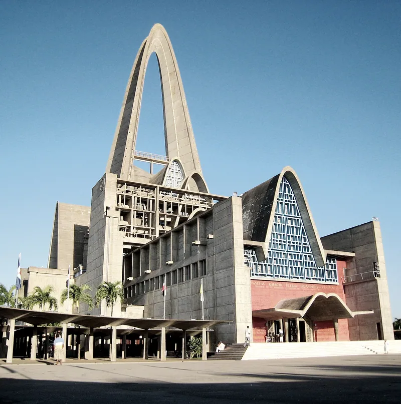Fotografia de Basílica-Catedral de Nossa Senhora da Altagracia (Higüey), vista de fora ou do lugar de peregrinação.
