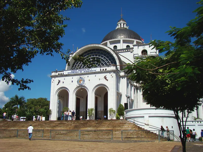Fotografia de Catedral-Basílica de Nossa Senhora dos Milagres (Caacupé), vista de fora ou do lugar de peregrinação.