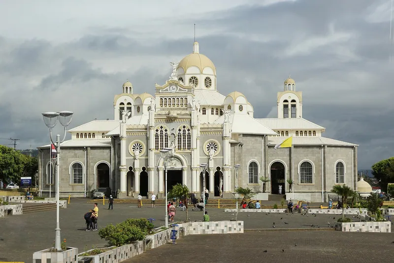 Fotografia de Basílica de Nossa Senhora dos Anjos (Cartago), vista de fora ou do lugar de peregrinação.