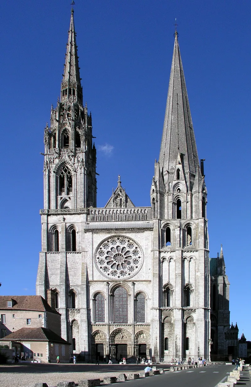 Fotografia de Catedral de Notre-Dame de Chartres, vista de fora ou do lugar de peregrinação.