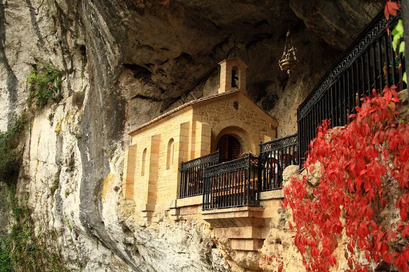 A capela da Santa Gruta de Covadonga, encaixada numa caverna na rocha.