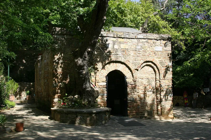 A pequena casa de pedra de Meryem Ana, entre árvores, perto de Éfeso.