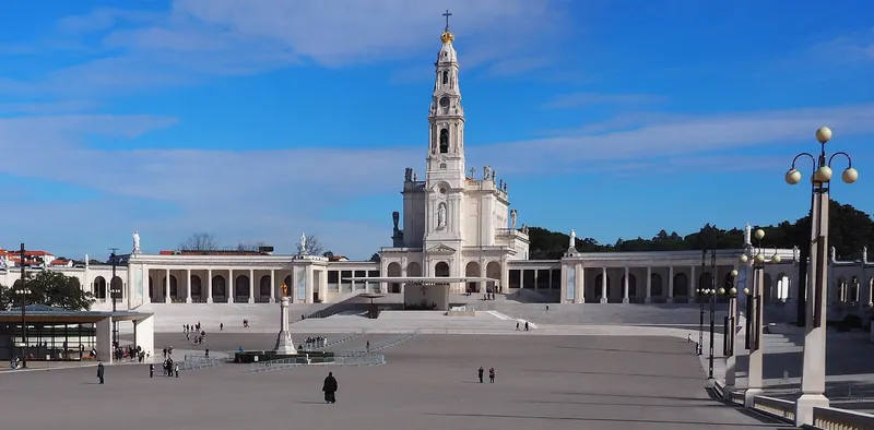 A ampla esplanada do Santuário de Fátima, com a basílica e sua torre ao fundo.