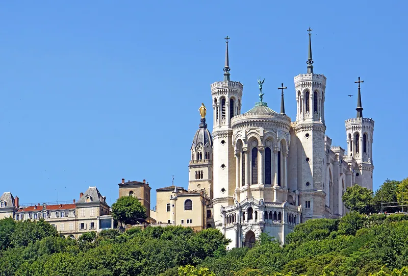 Fotografia de Basílica de Notre-Dame de Fourvière (Lyon), vista de fora ou do lugar de peregrinação.