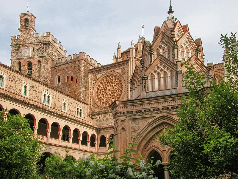 Fotografia de Real Mosteiro de Santa Maria de Guadalupe (Extremadura), vista de fora ou do lugar de peregrinação.