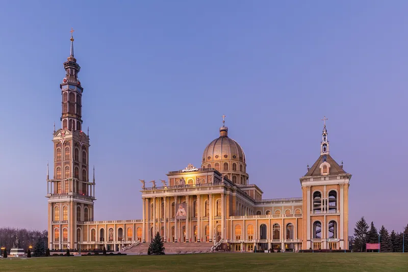 Fotografia de Basílica de Nossa Senhora de Licheń, vista de fora ou do lugar de peregrinação.