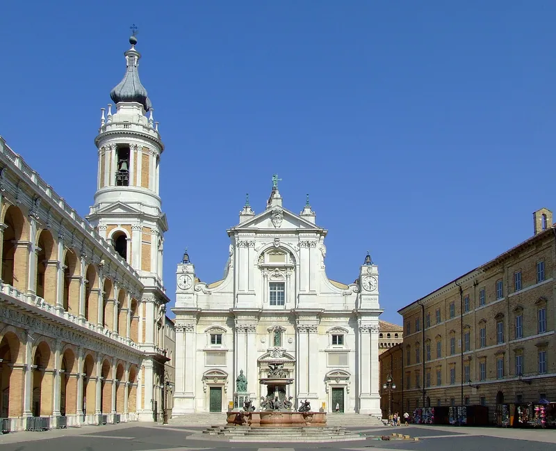 Fotografia de Santuário da Santa Casa de Loreto, vista de fora ou do lugar de peregrinação.