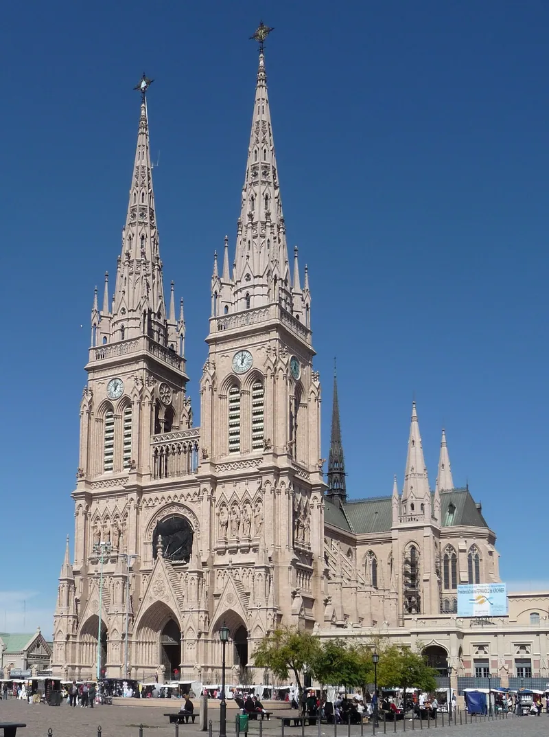 Fotografia de Basílica de Nossa Senhora de Luján, vista de fora ou do lugar de peregrinação.