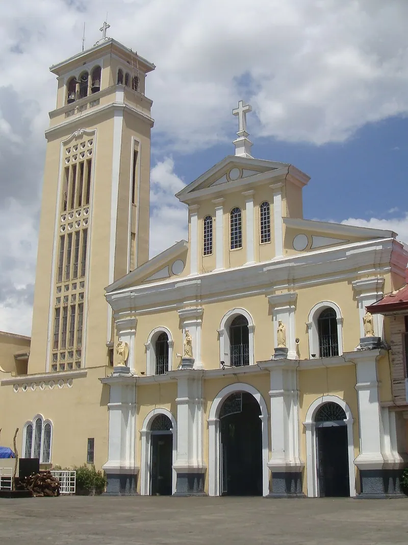 Fotografia de Santuário de Nossa Senhora do Santo Rosário de Manaoag, vista de fora ou do lugar de peregrinação.
