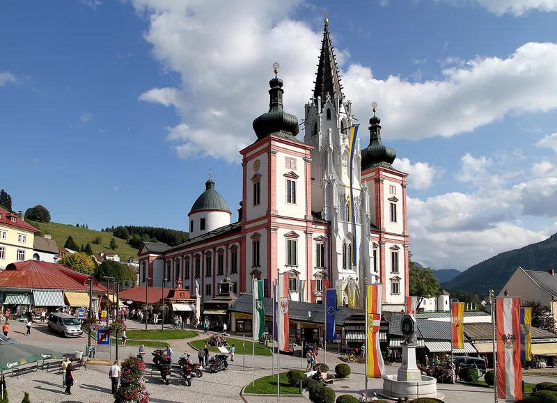 Fotografia de Basílica de Mariazell (Natividade de Maria), vista de fora ou do lugar de peregrinação.