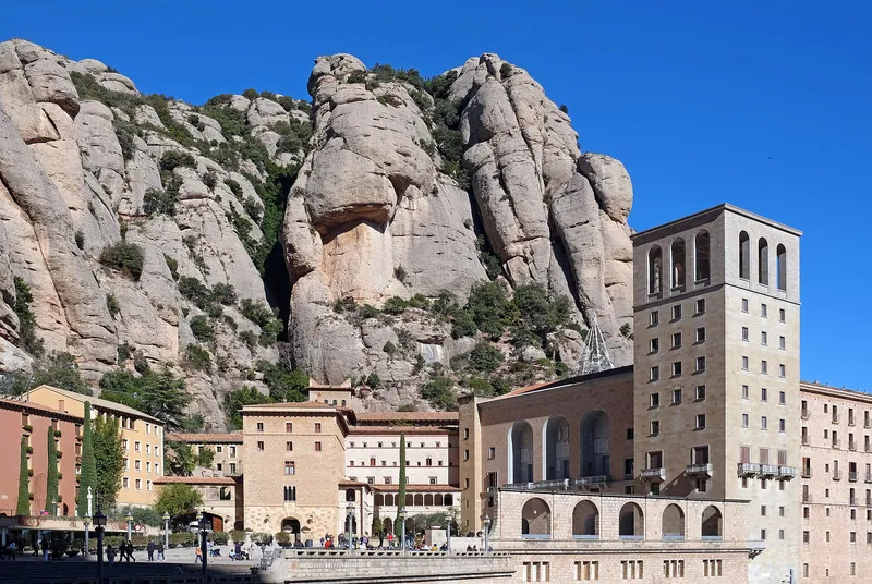 O mosteiro de Montserrat ao pé de grandes paredões de rocha.