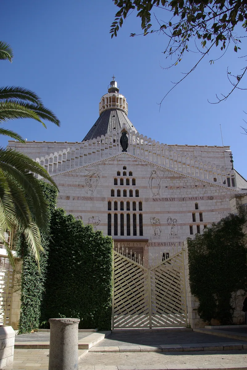 Fotografia de Basílica da Anunciação (Nazaré), vista de fora ou do lugar de peregrinação.