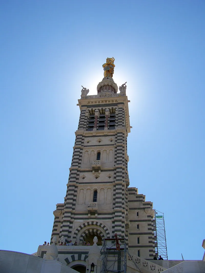 Fotografia de Basílica de Notre-Dame de la Garde (Marselha), vista de fora ou do lugar de peregrinação.