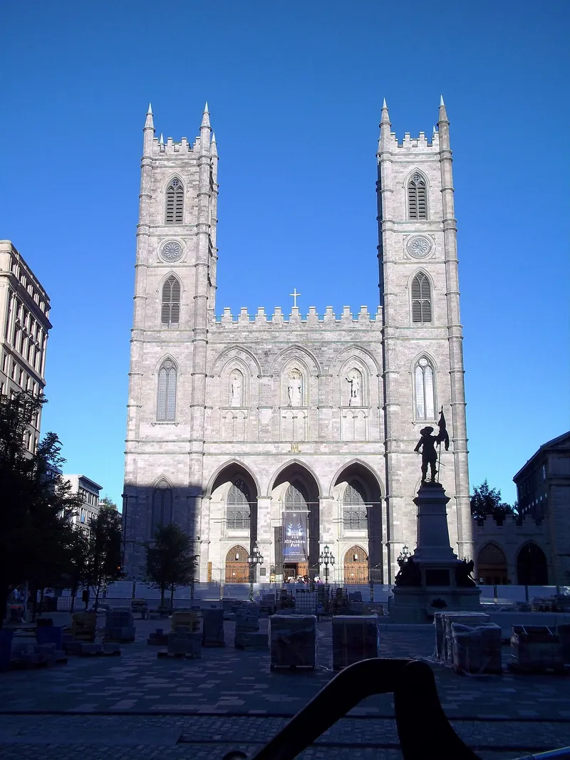 Fotografia de Basílica de Notre-Dame de Montréal, vista de fora ou do lugar de peregrinação.