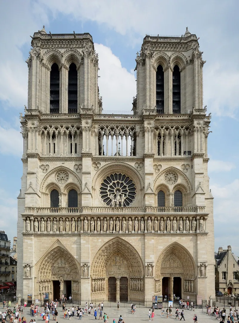 Fotografia de Catedral de Notre-Dame de Paris, vista de fora ou do lugar de peregrinação.