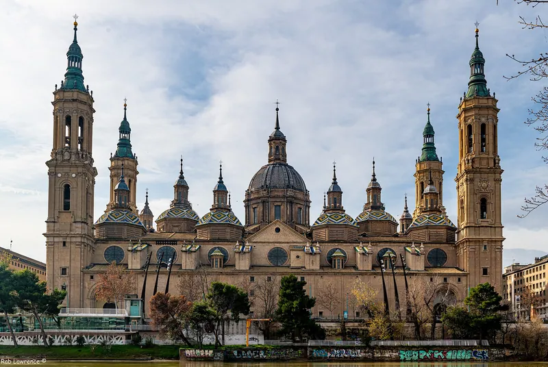 Fotografia de Catedral-Basílica de Nossa Senhora do Pilar (Saragoça), vista de fora ou do lugar de peregrinação.