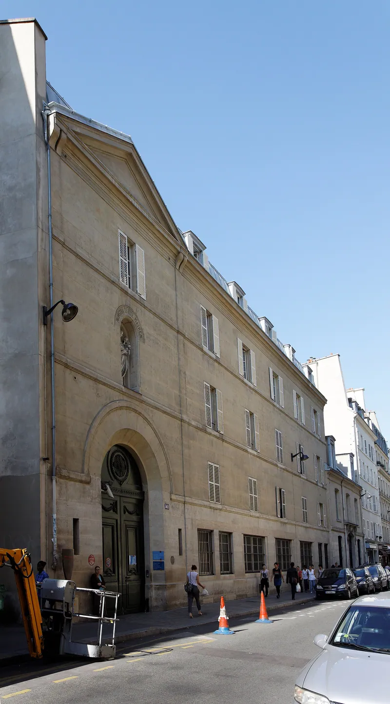 Fachada da casa-mãe das Filhas da Caridade na rua do Bac, em Paris.