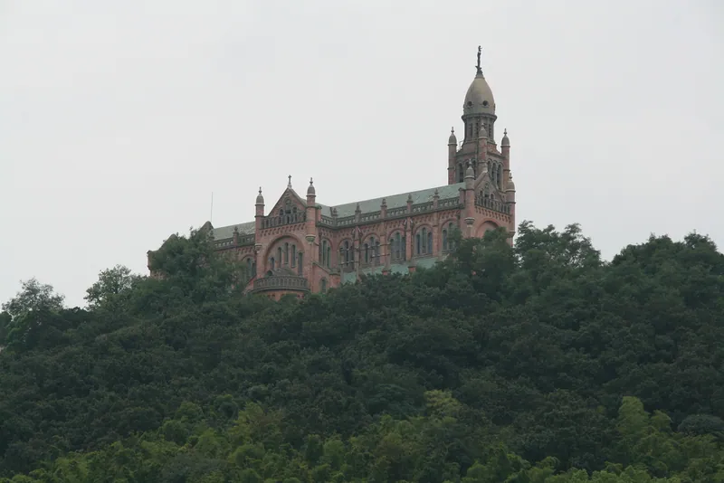 A basílica de Sheshan no alto de uma colina coberta de árvores.
