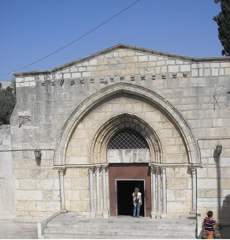 Portal de pedra em arco da igreja do Sepulcro de Maria, em Jerusalém.