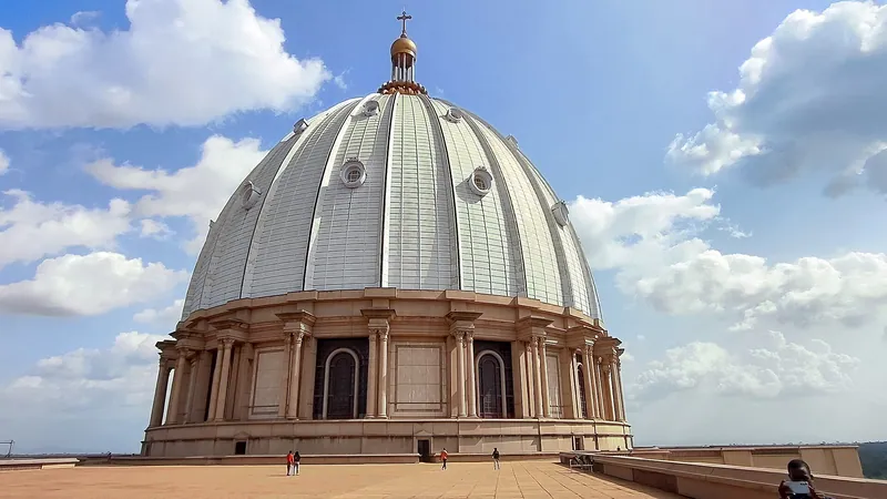 A enorme cúpula da basílica de Nossa Senhora da Paz, em Yamoussoukro.