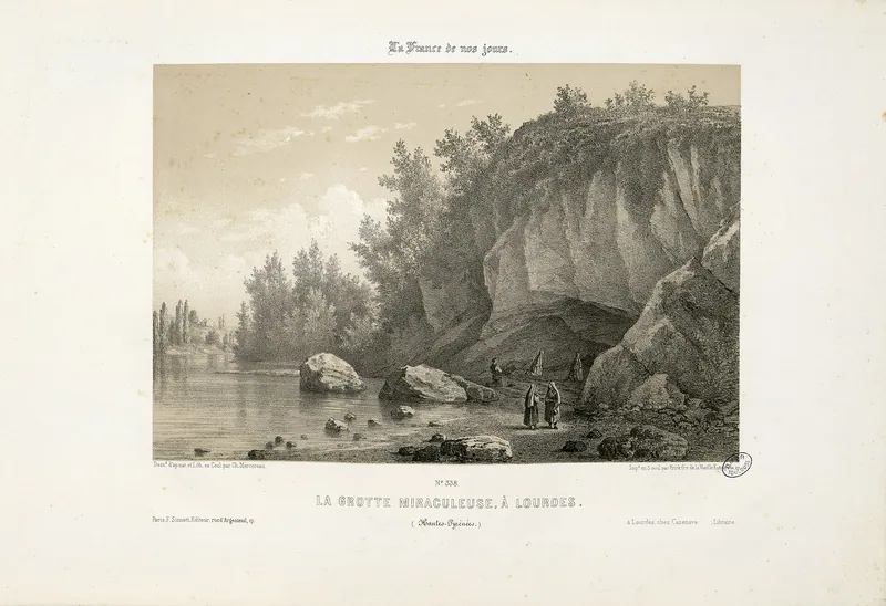 Estampa antiga em tons de sépia que mostra a gruta de Massabielle, em Lourdes, entre rochedos e árvores, com algumas figuras pequenas à margem do rio.
