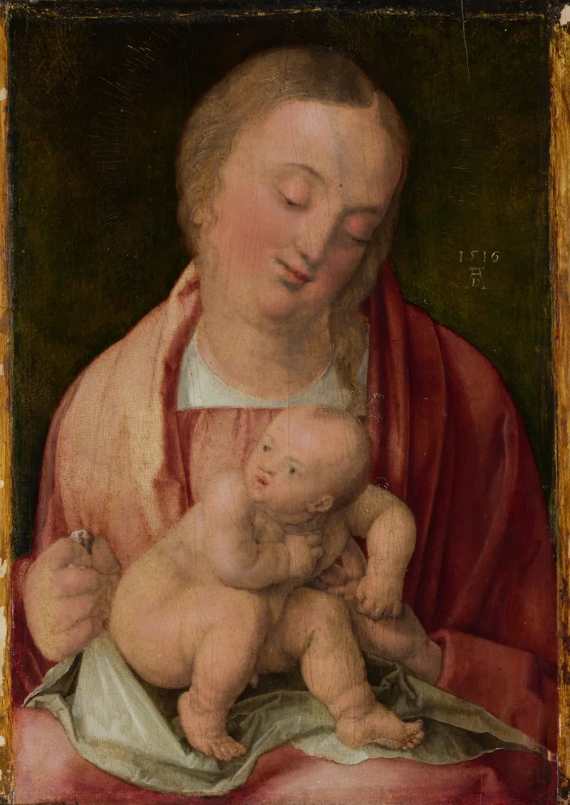 Maria de rosto inclinado e olhos baixos, em manto vermelho, segura o Menino Jesus nu no colo, sobre fundo escuro.