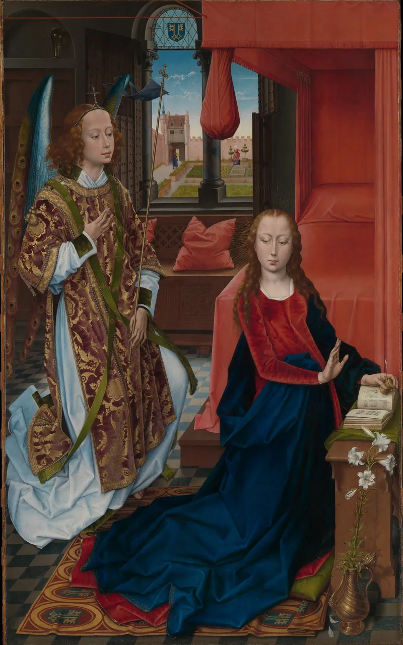 O anjo Gabriel, em vestes bordadas de ouro, e Maria, de manto azul sobre vestido vermelho, ajoelhada diante de um livro, num quarto com cortina vermelha e janela aberta.