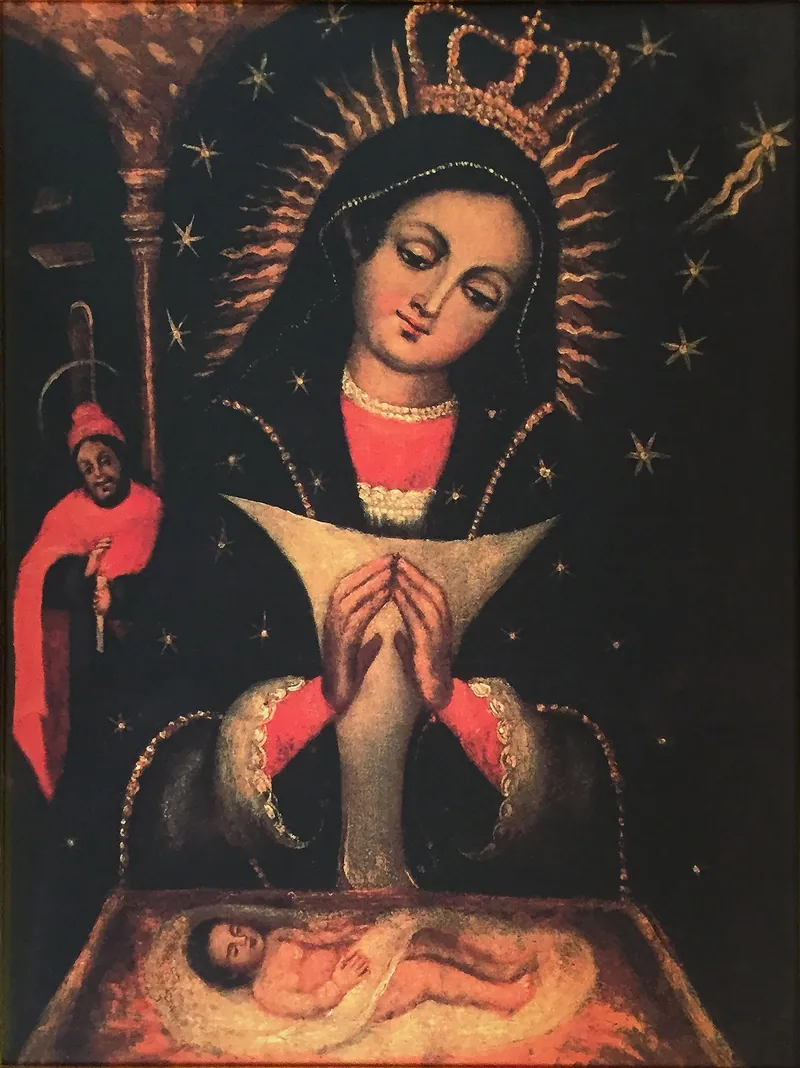 Pintura de Maria de mãos postas, com manto azul estrelado e coroa, diante do Menino deitado; José aparece ao fundo, à esquerda.