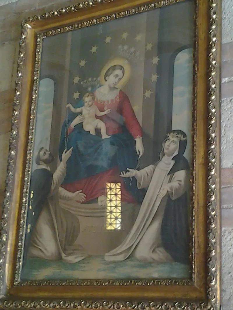 Pintura de Maria entronizada com o Menino, entregando o rosário a São Domingos e a Santa Catarina.