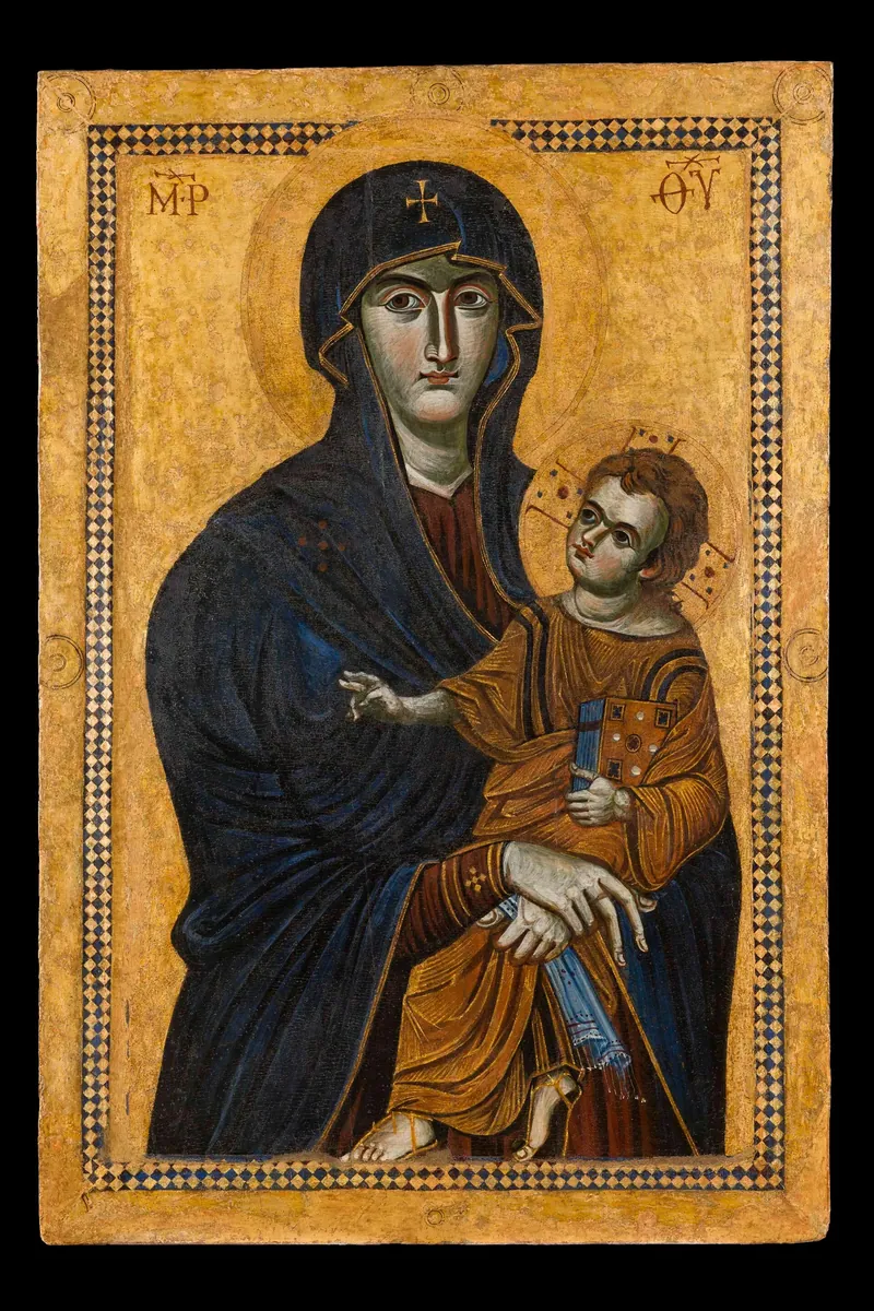 Ícone de Maria em manto azul-escuro com borda dourada, segurando o Menino, que traz um livro; fundo dourado.