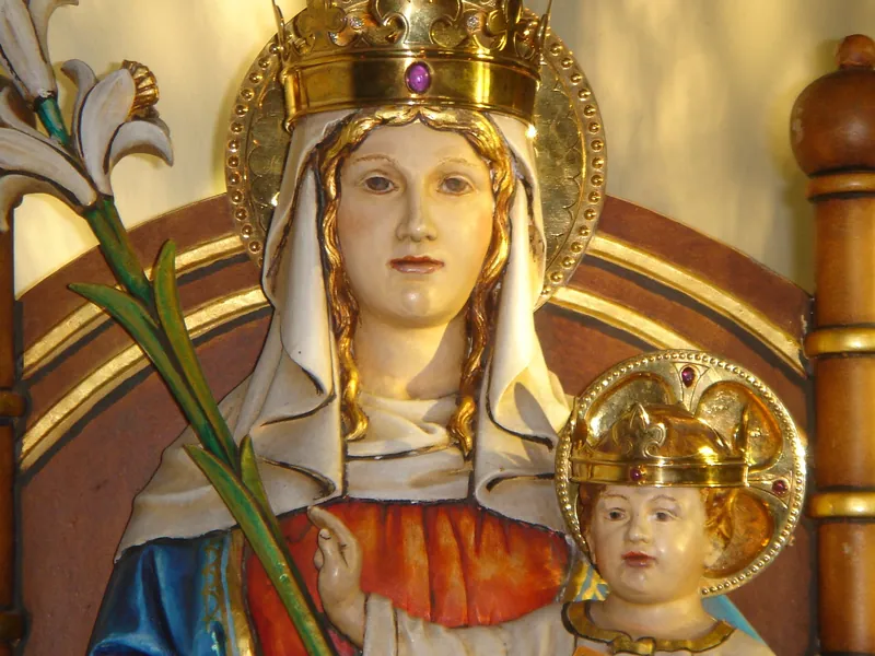 Imagem coroada de Maria com o Menino, também coroado, e um ramo de lírios.